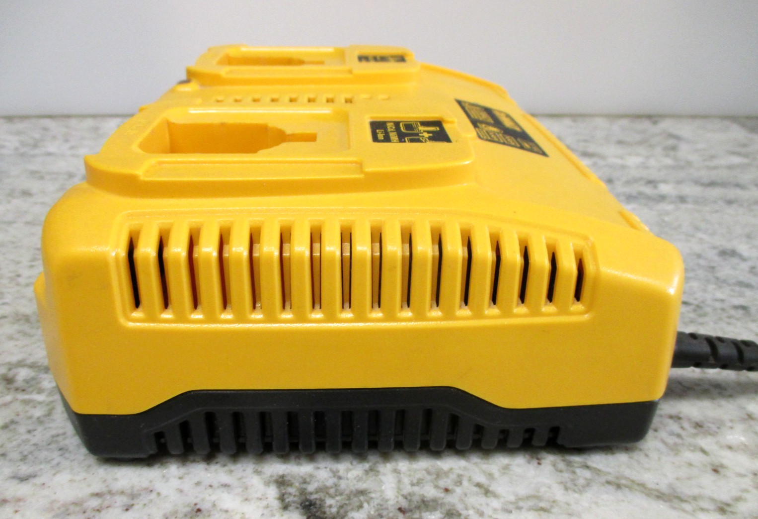 DEWALT DC9320 Dual Port 7.2V-18V Li-Ion/NiCd/NiMH Battery Charger *TESTED WORKS*