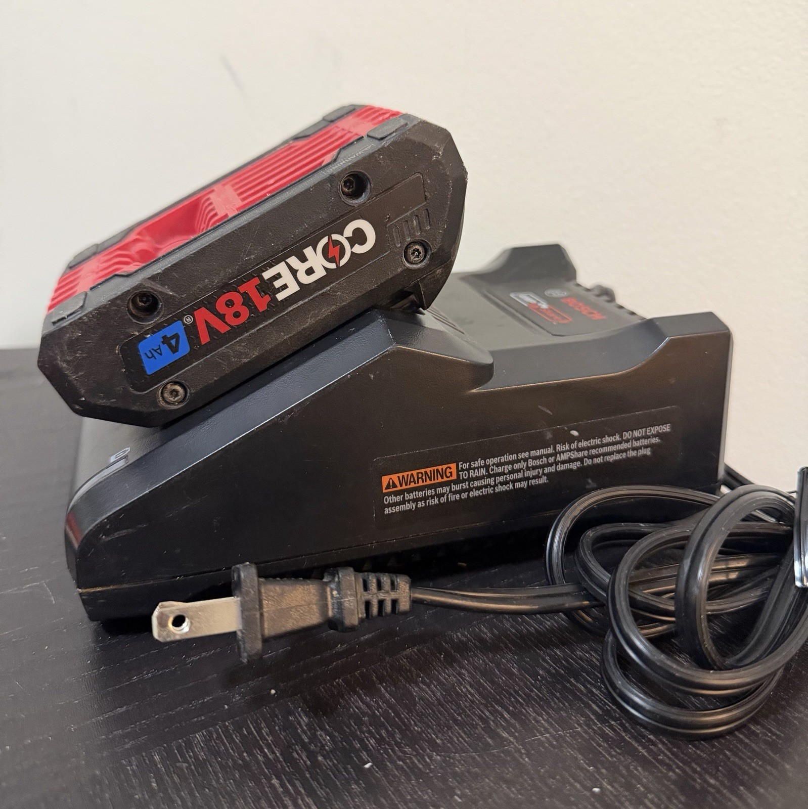 Bosch AMPShare CORE18V 18V Battery Charger w/ 4Ah Battery, Black