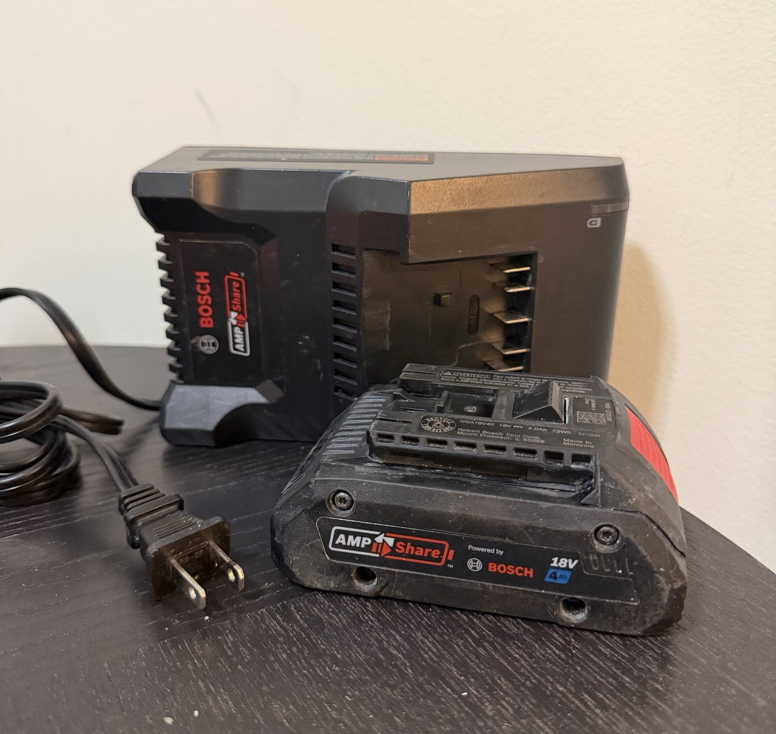 Bosch AMPShare CORE18V 18V Battery Charger w/ 4Ah Battery, Black
