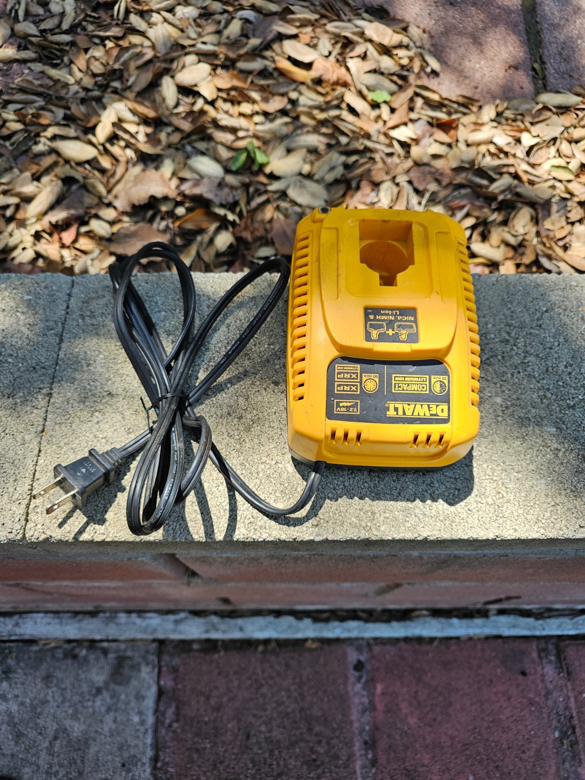 Original Genuine DEWALT 7.2V-18V NiCd/NiMH/Li-Ion DC9310 Fast Battery Charger