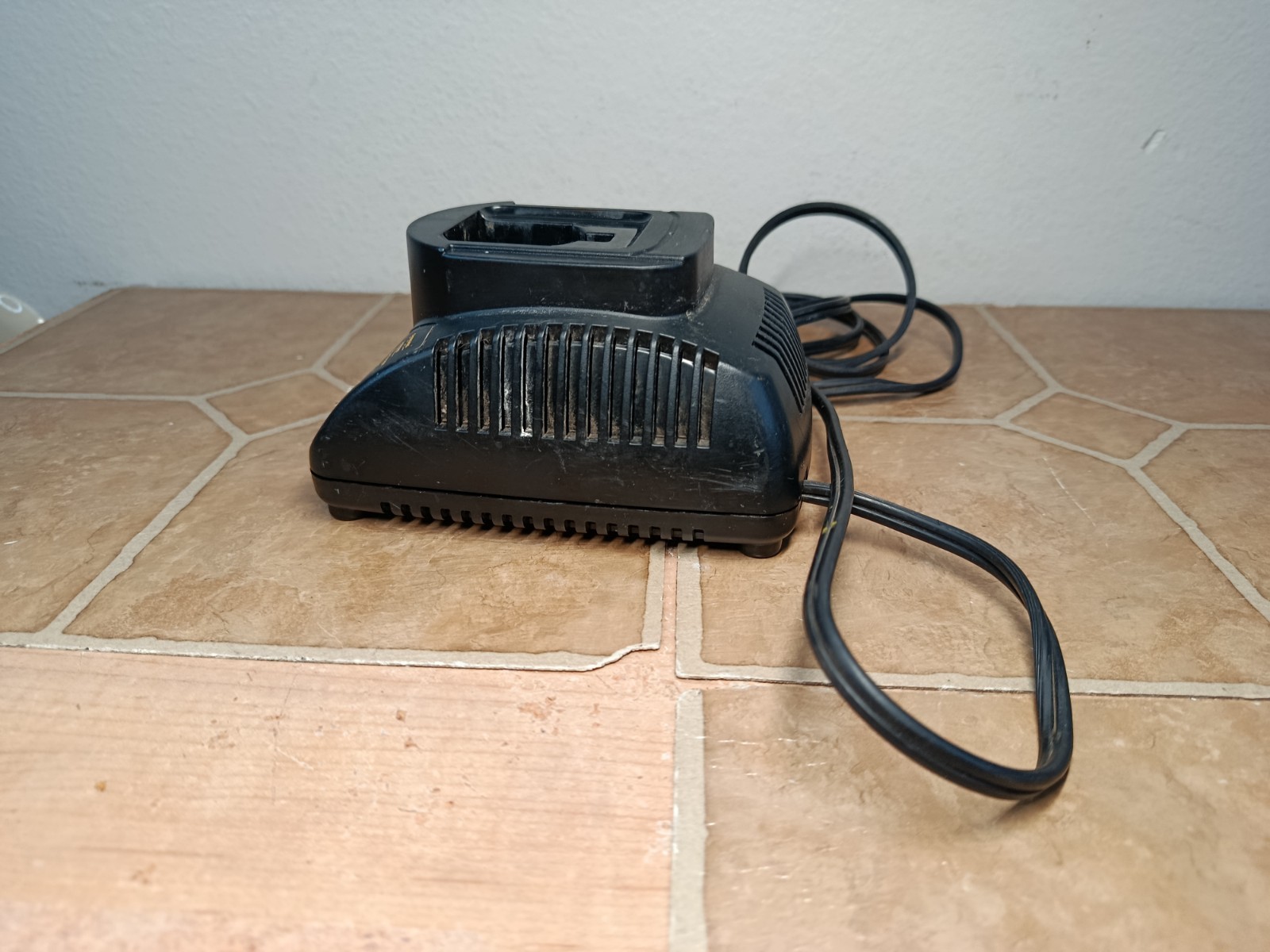 DeWALT DW9226 7.2V–18V NiCd Battery Charger OEM Tested Works