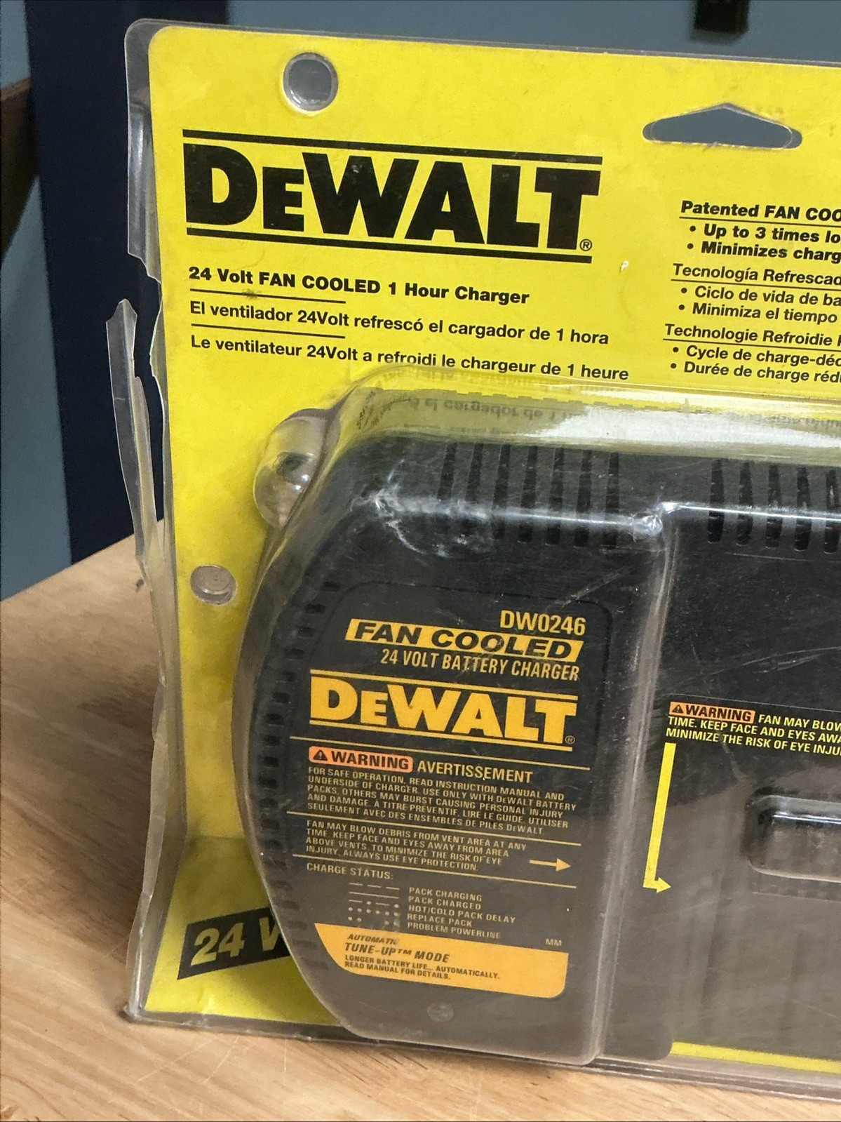 Dewalt DW0246 24V Fan Cooled Battery Charger Read