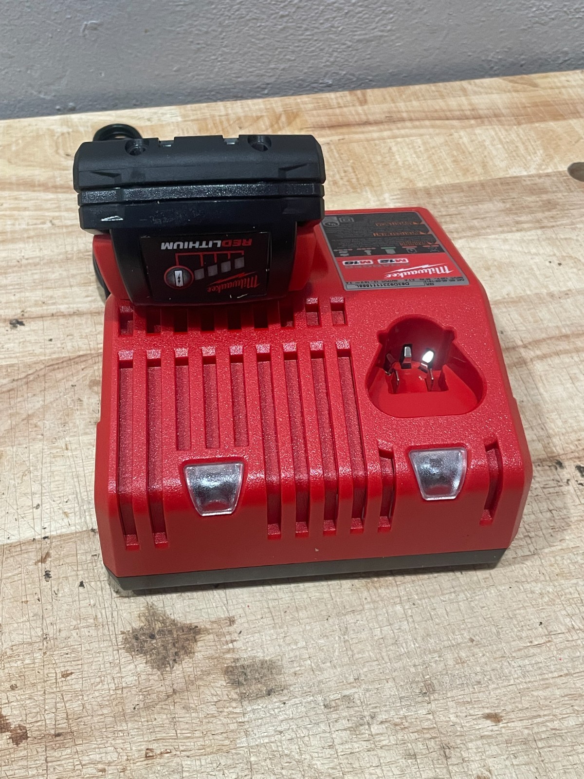 Milwaukee M12 M18 Multi-Voltage Battery Charger with M18 CP 1.5 Battery New