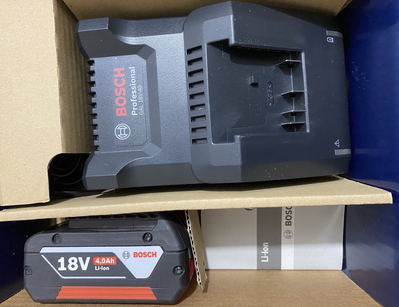 Bosch Starter Set 18V Professional GBA 18V 4.0Ah Battery + GAL 18V-40 1600A01B9Y