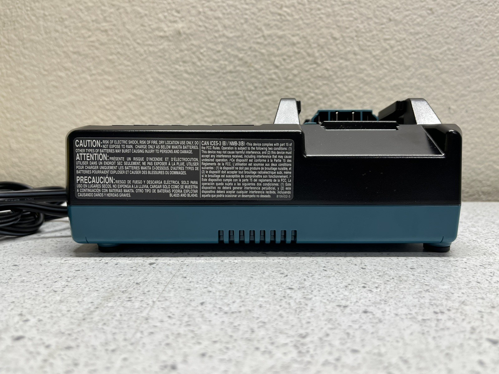 Makita No. DC40RA XGT Li-ion 40V Max Battery Charger & XGT 40V 2.5 Battery Packs