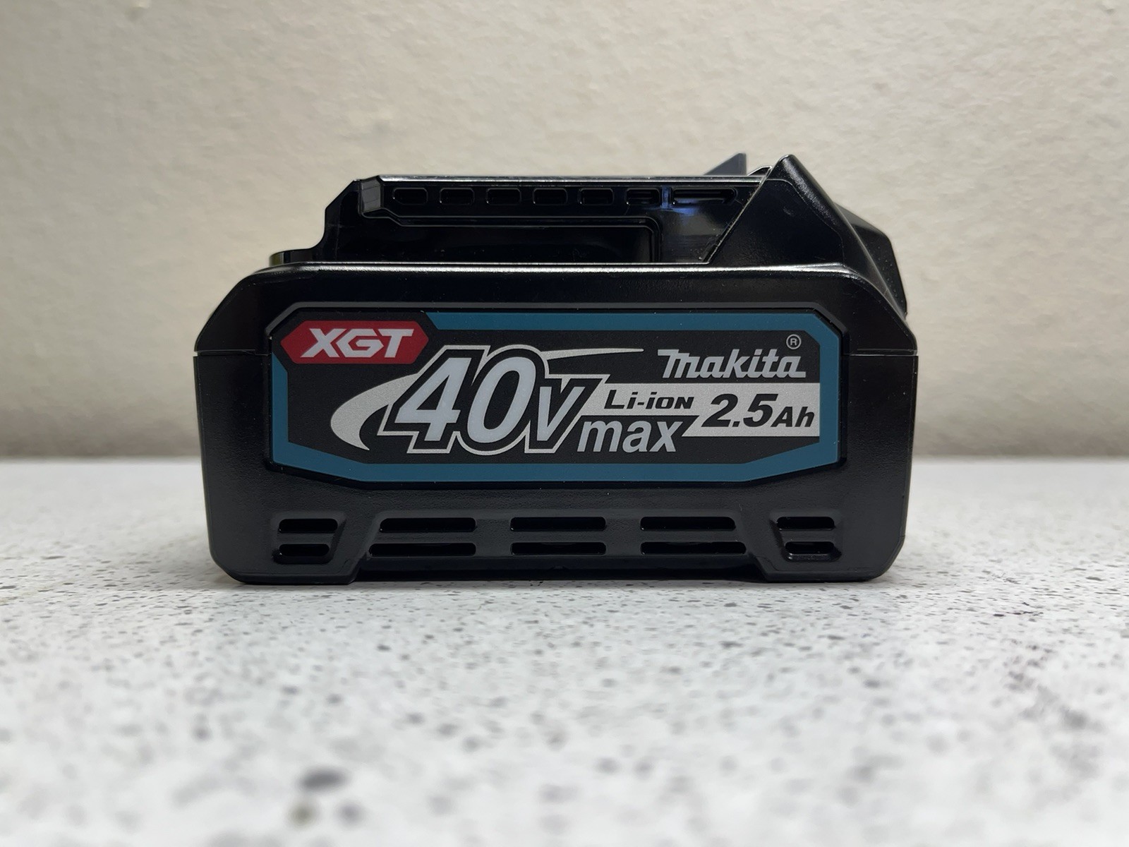 Makita No. DC40RA XGT Li-ion 40V Max Battery Charger & XGT 40V 2.5 Battery Packs