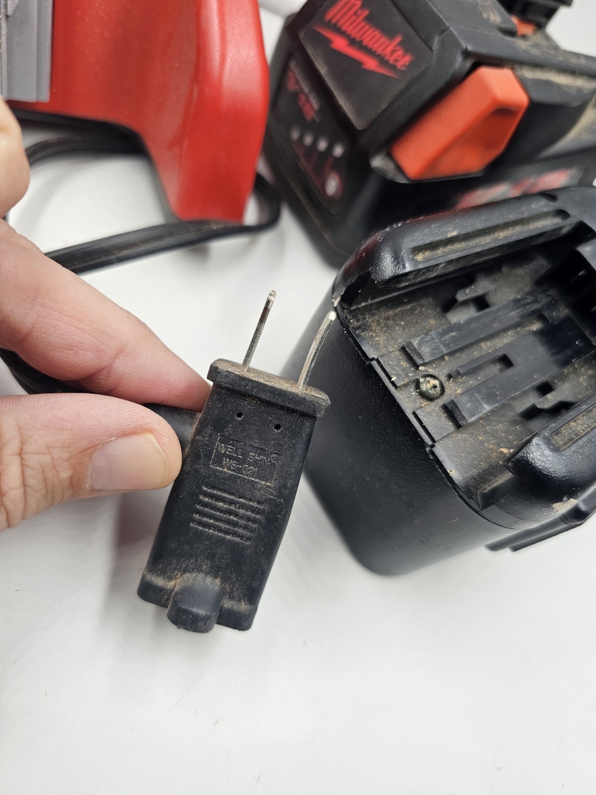 Milwaukee M28 28V Lithium‑Ion Battery Charger (48-59-2818) Charges 18v or 28v