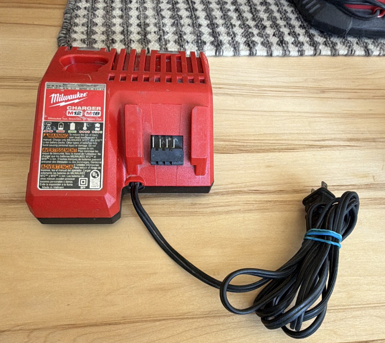 Milwaukee M12/M18 Battery Charger 12V 18V Red 1-Battery 48-59-1812