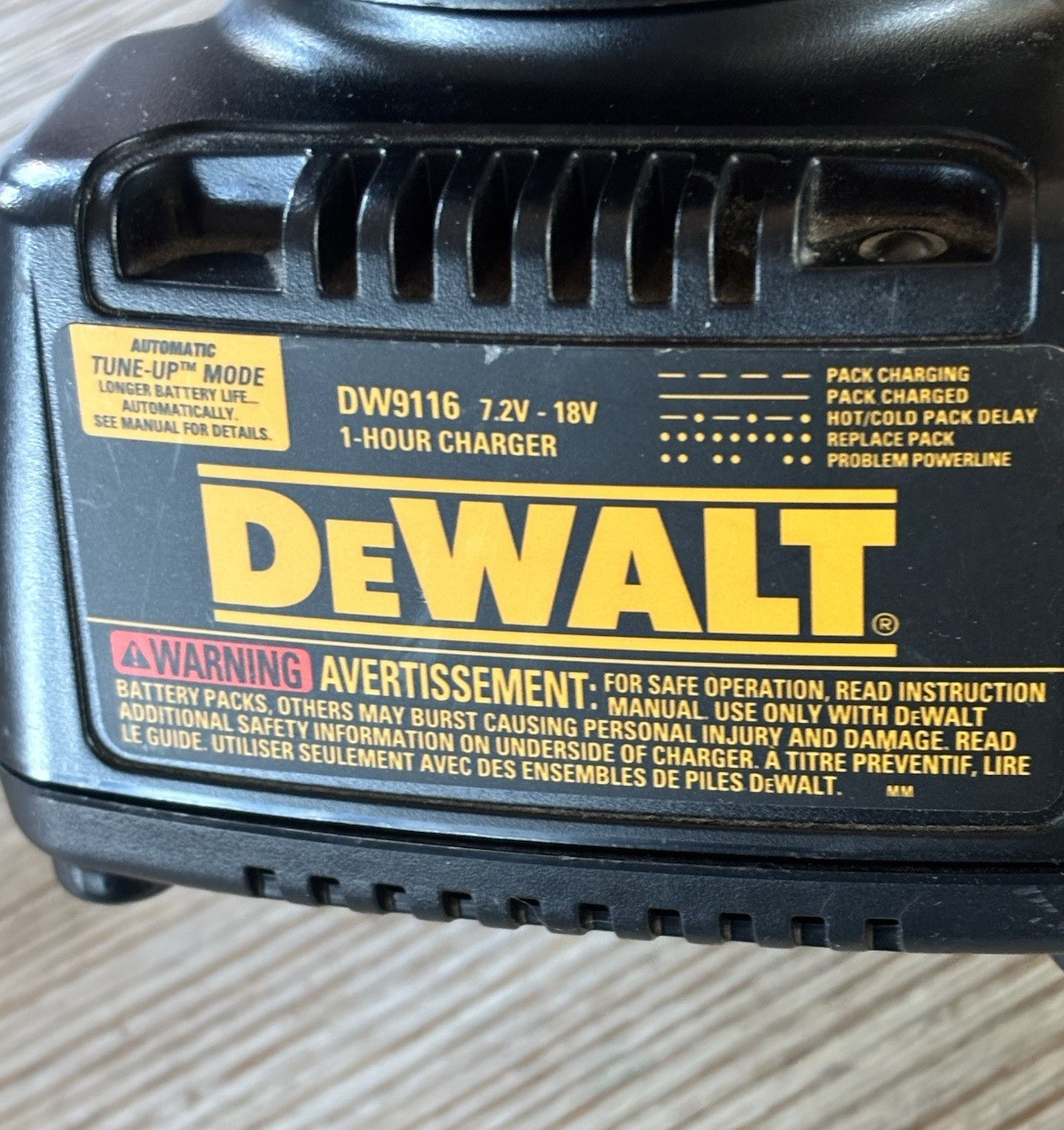 DeWALT DW9116 7.2-Volt to 18-Volt 1 Hour Battery Charger + DC9099 Battery Pack