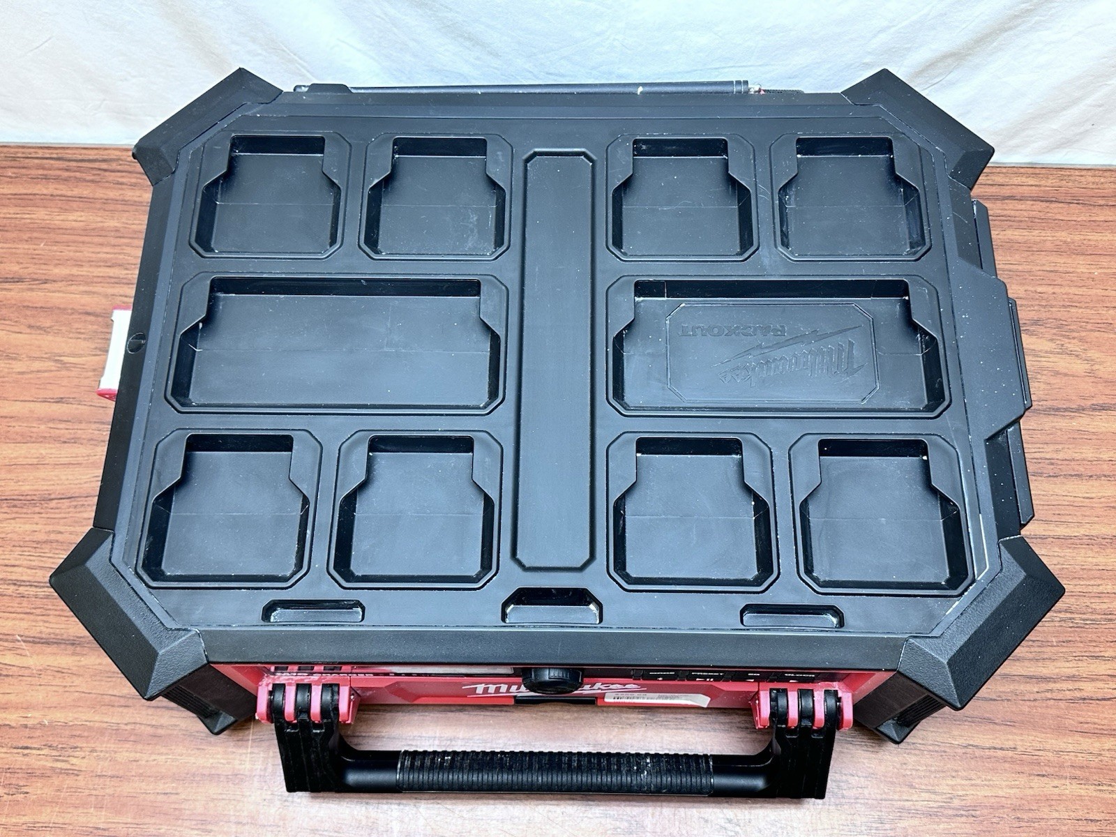 Milwaukee PACKOUT Radio + Charger M18 Charger Red 2950-20