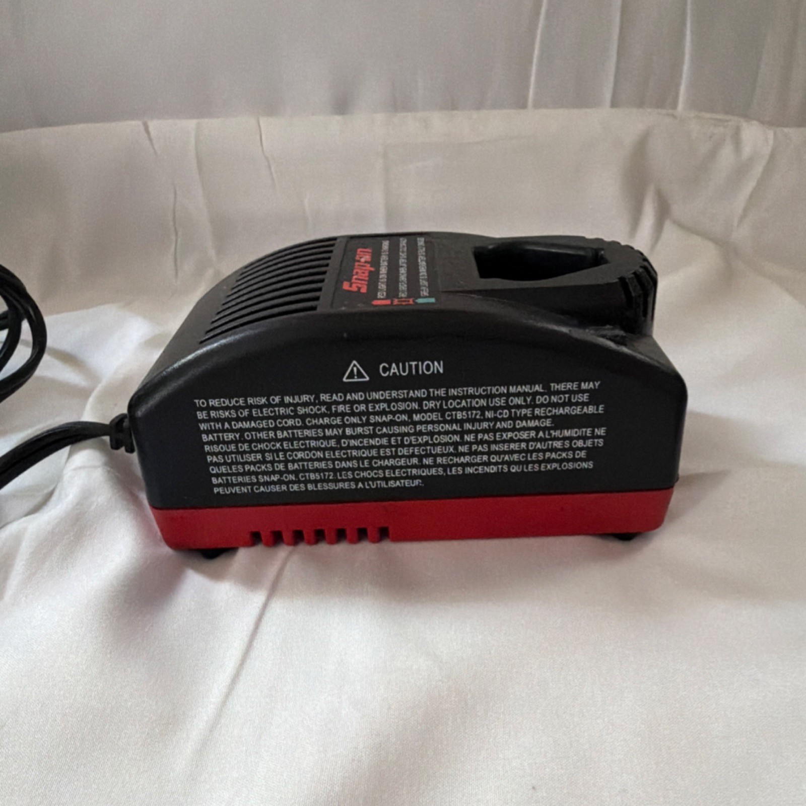 Snap-on CTC572 7.2V Battery Charger with Black Battery Included
