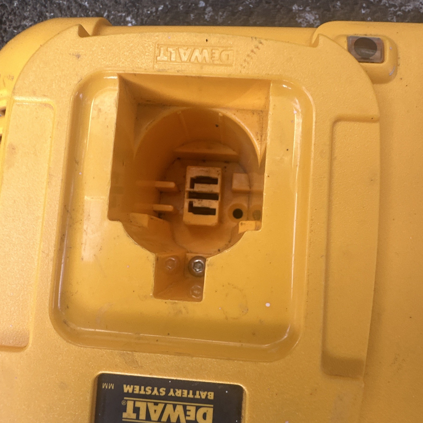 DeWalt DC9320 7.2-18V Dual Port Li-Ion/Ni-Cad/NiMH Battery Charger OEM – Tested