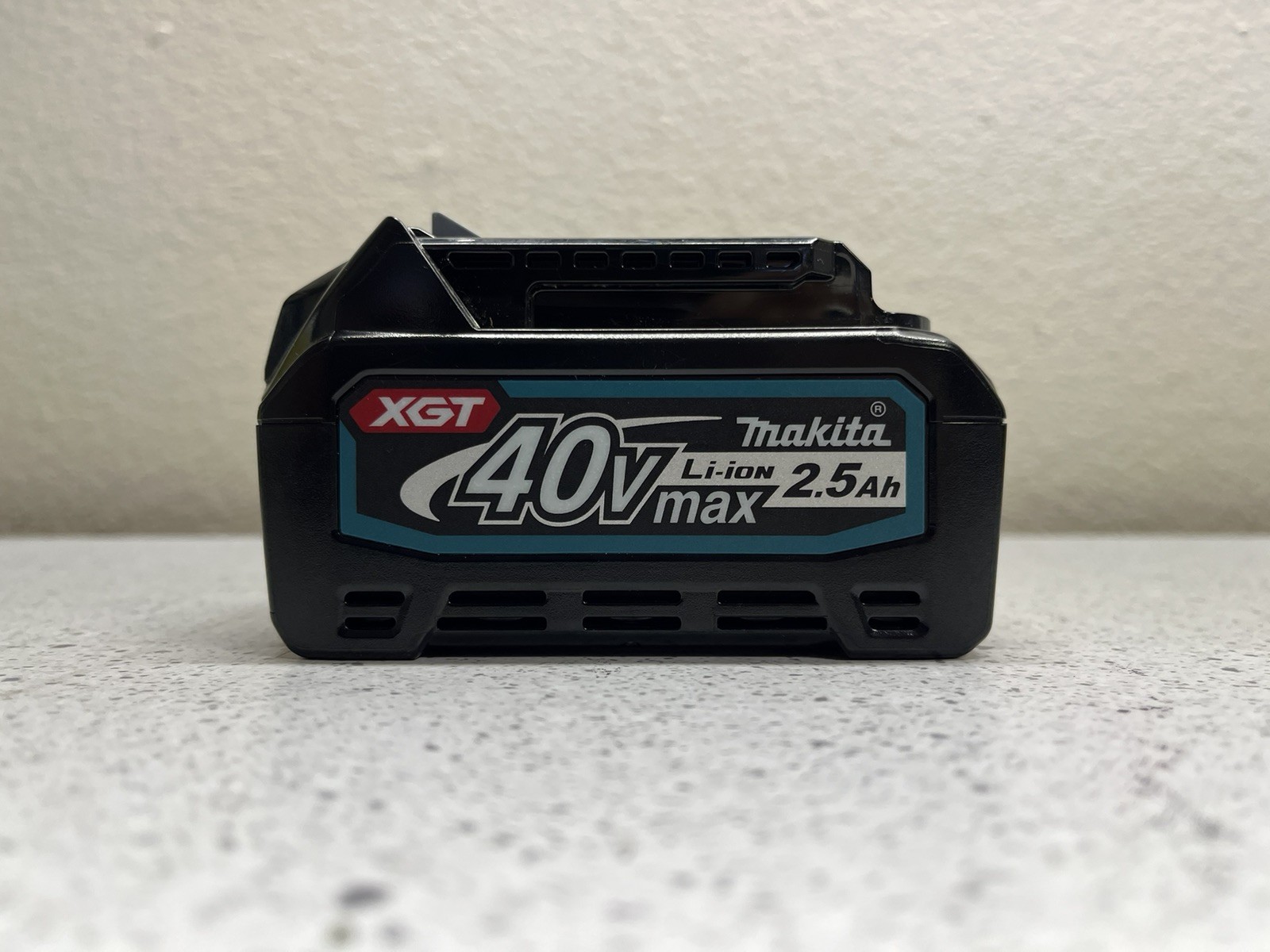 Makita No. DC40RA XGT Li-ion 40V Max Battery Charger & XGT 40V 2.5 Battery Packs