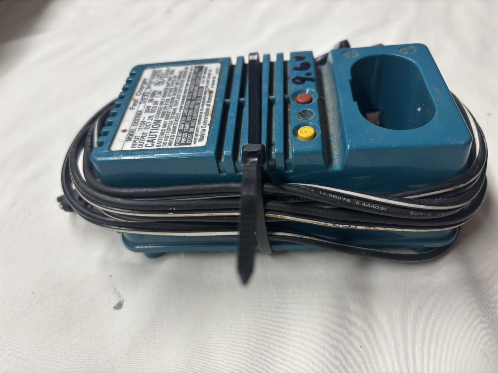 Makita Battery Fast Charger 120V 35W 60 Hz DC7.2V, DC9.6V 1.5A DC9700A DC9700