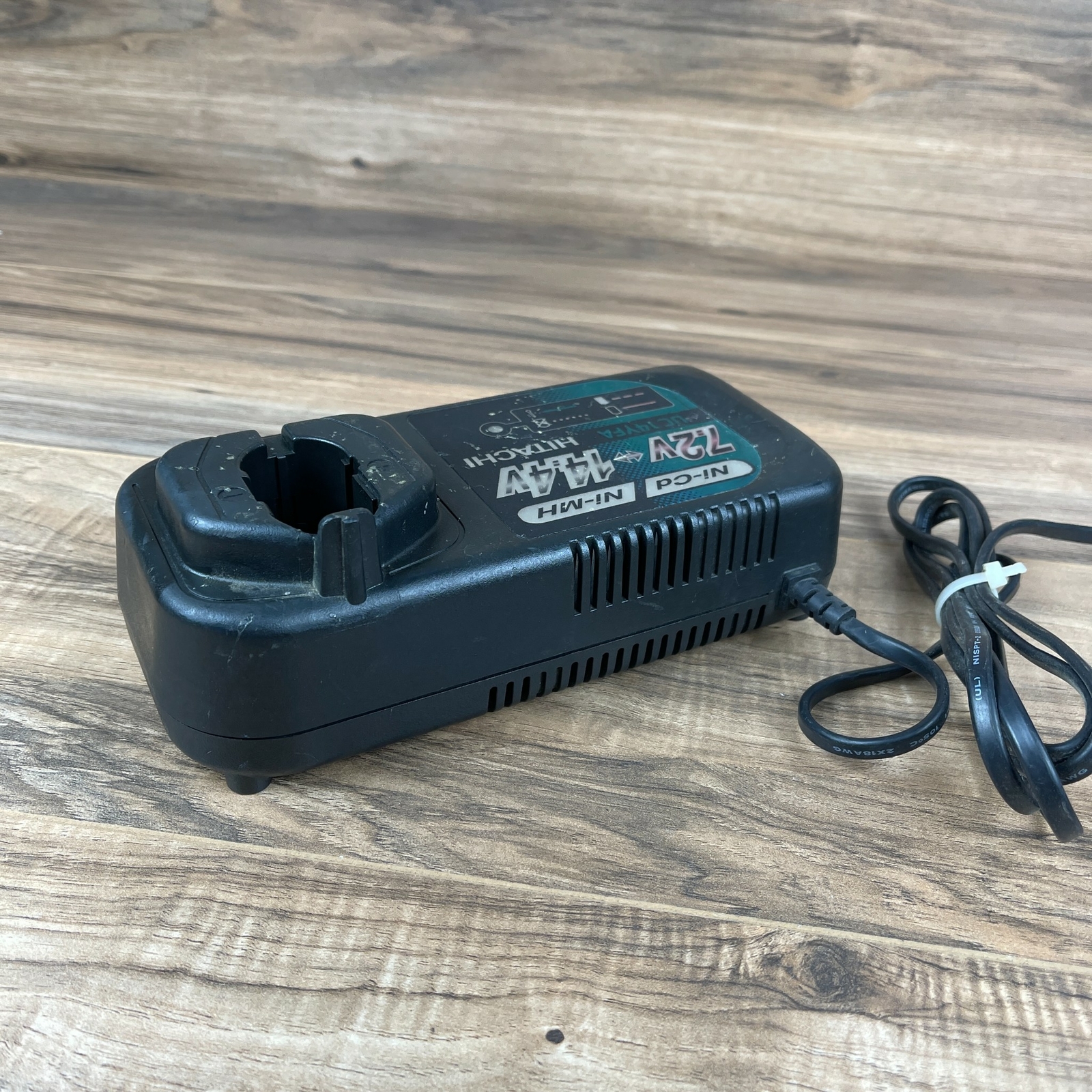 Hitachi UC14YFA Gray 14.4 Volts input 220v 56w Power Tools Battery Charger