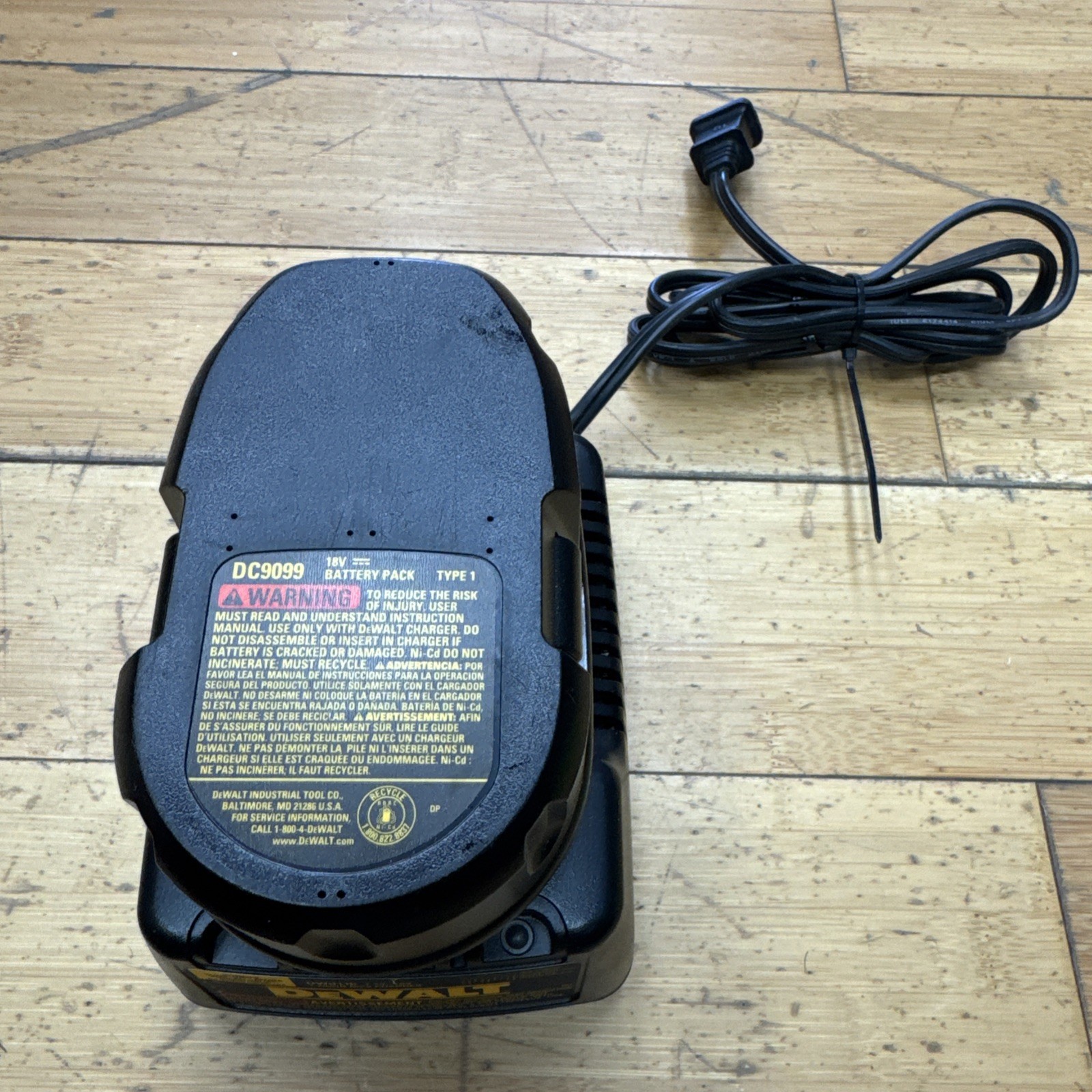 DEWALT DW9116 7.2V-18V NiCd 1-Hour Battery Charger With DC9099 18V Battery