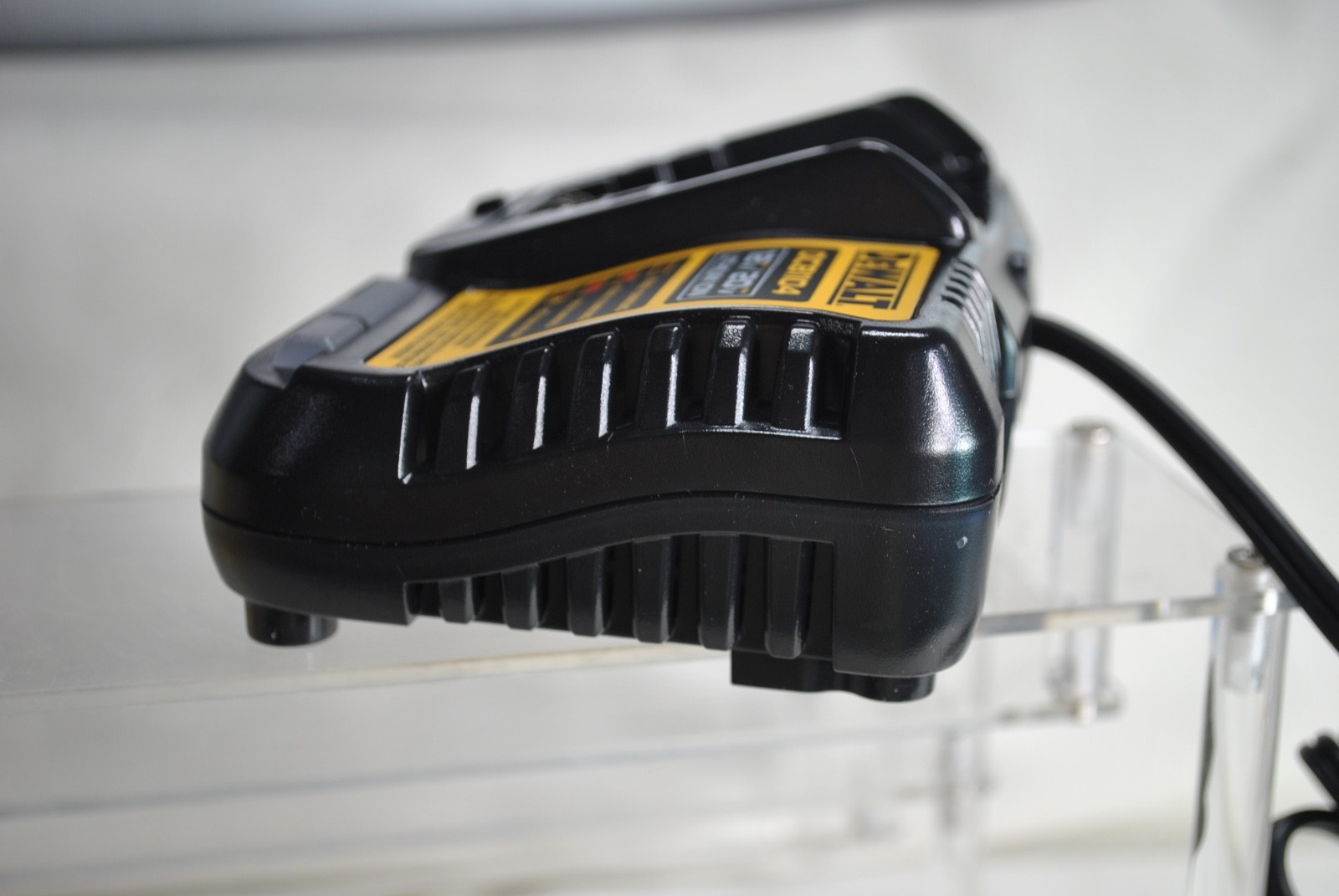 DEWALT 12V MAX/20V MAX Lithium Ion Battery Charger, 4 Amp (DCB1104)