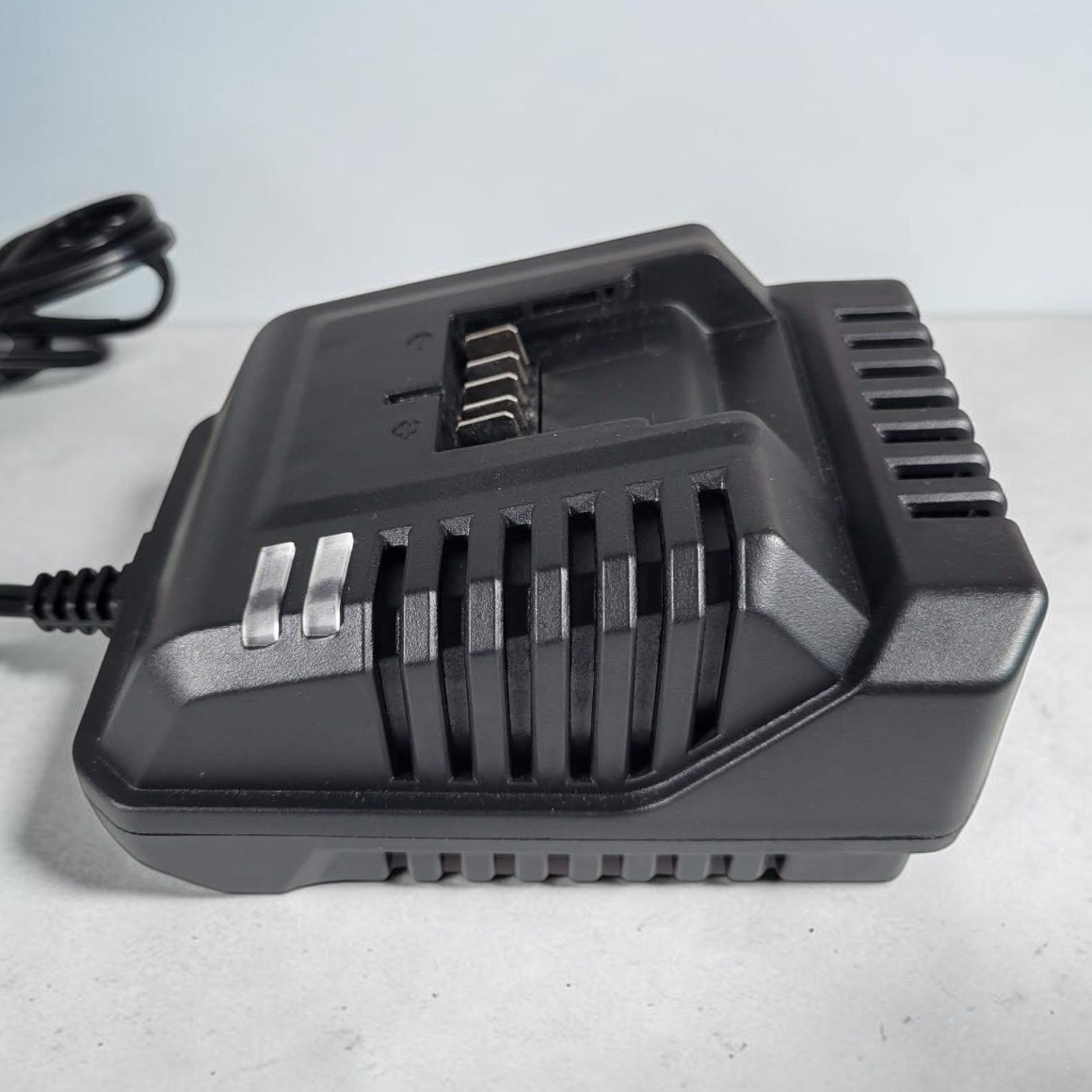 NEU MASTER NCH0012-240 21V Li-Ion Battery Charger TESTED Black Class 2 2.4A