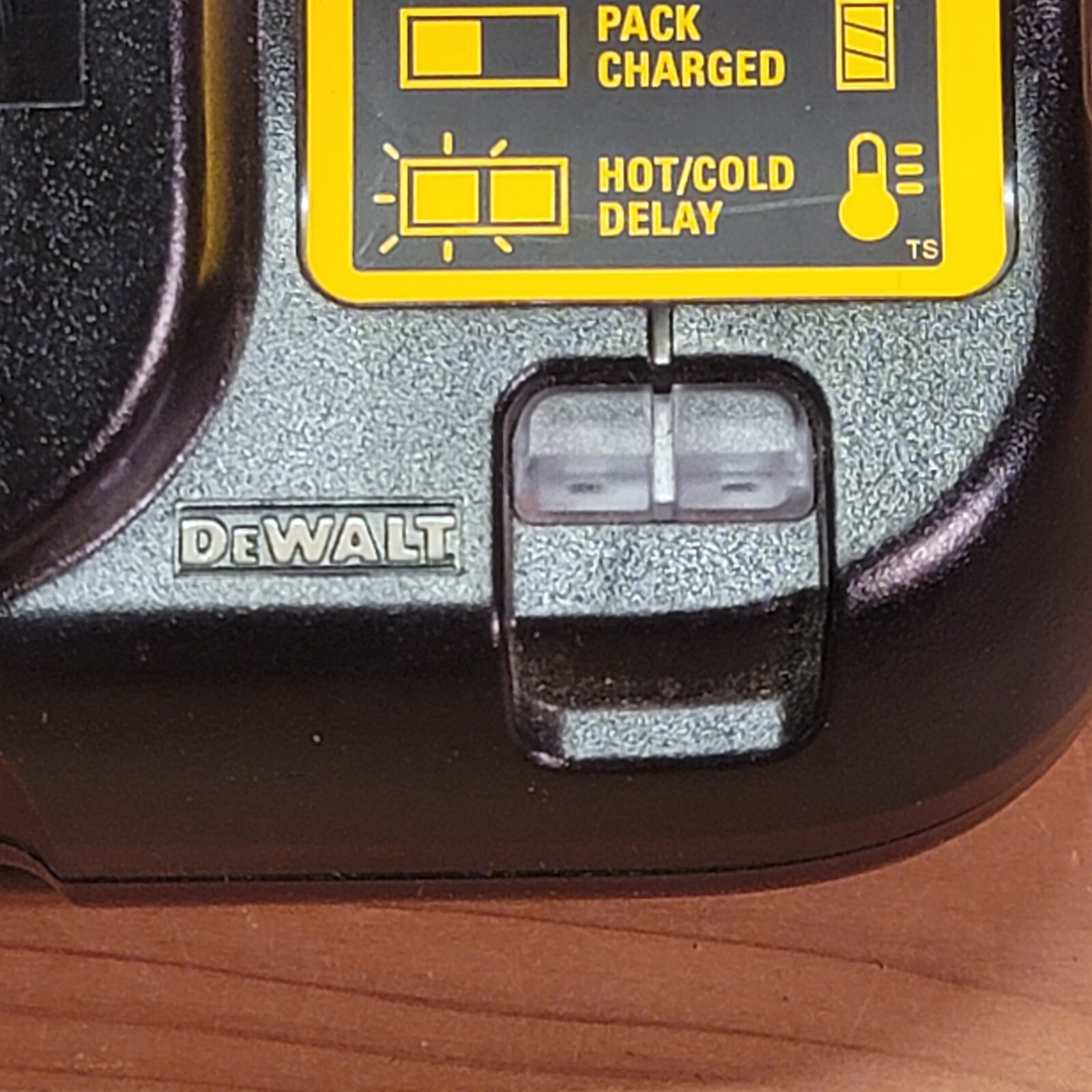 DeWALT DCB107, 12V/20V MAX Lithium Ion Charger Black Yellow Tested Working