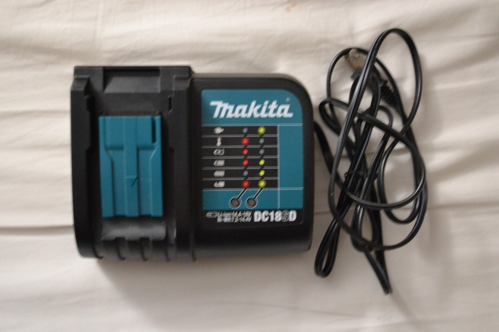 Makita DC18SD 18V Standard Battery Charger and 2 18V Batteries