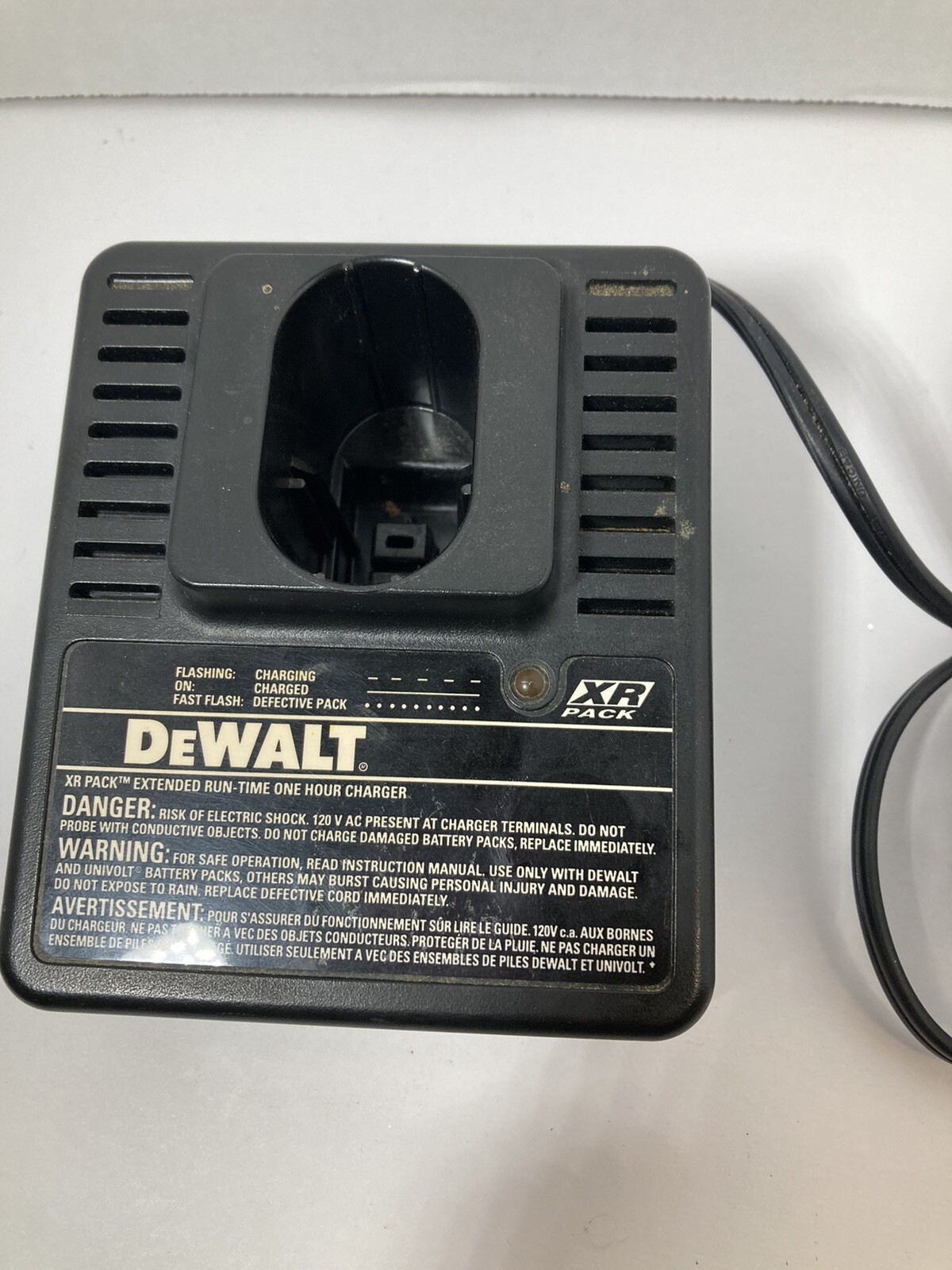 DeWalt DW9106 XR Pack Extended Run-time One Hour Battery Charger 120 V AC 60 HZ