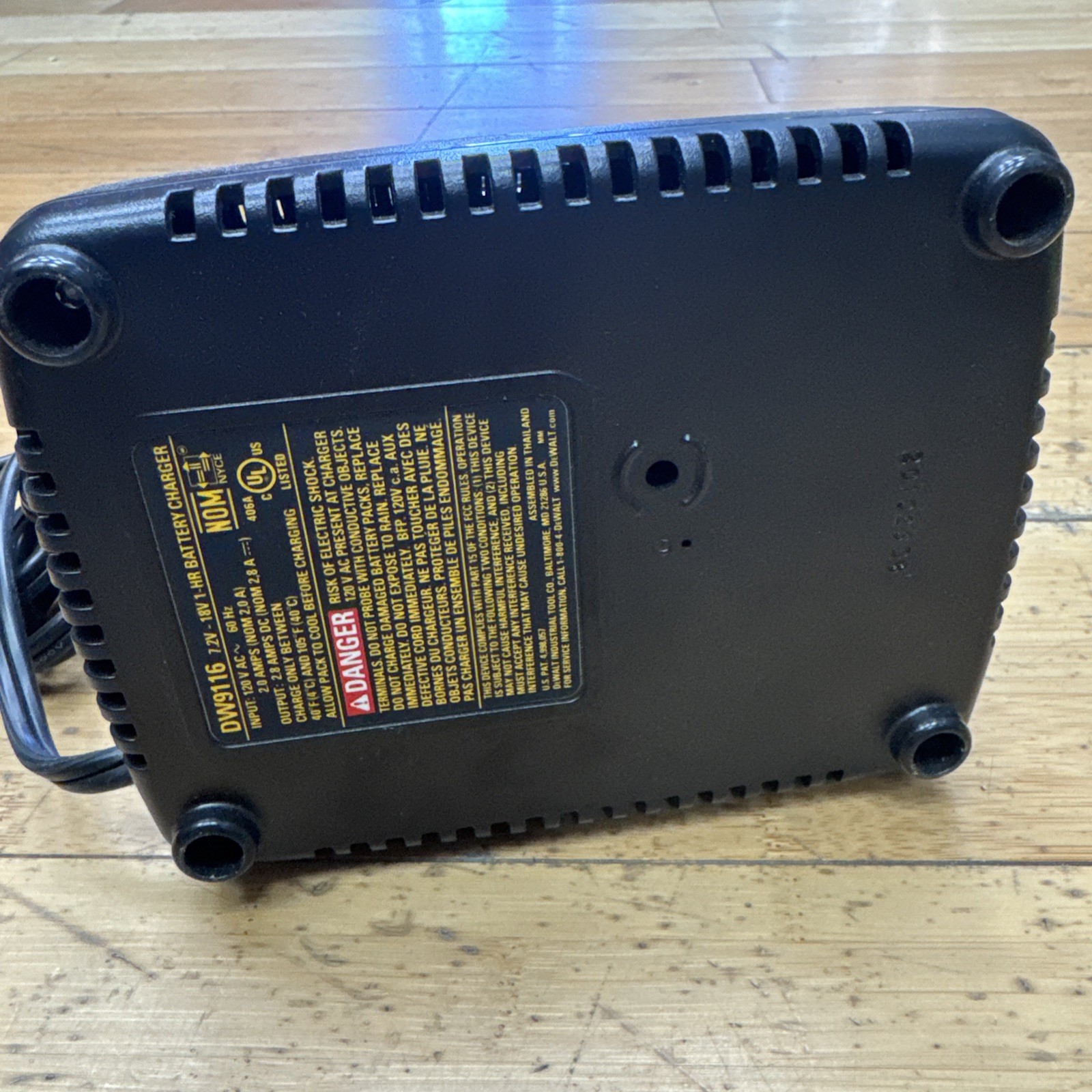 DEWALT DW9116 7.2V-18V NiCd 1-Hour Battery Charger With DC9099 18V Battery