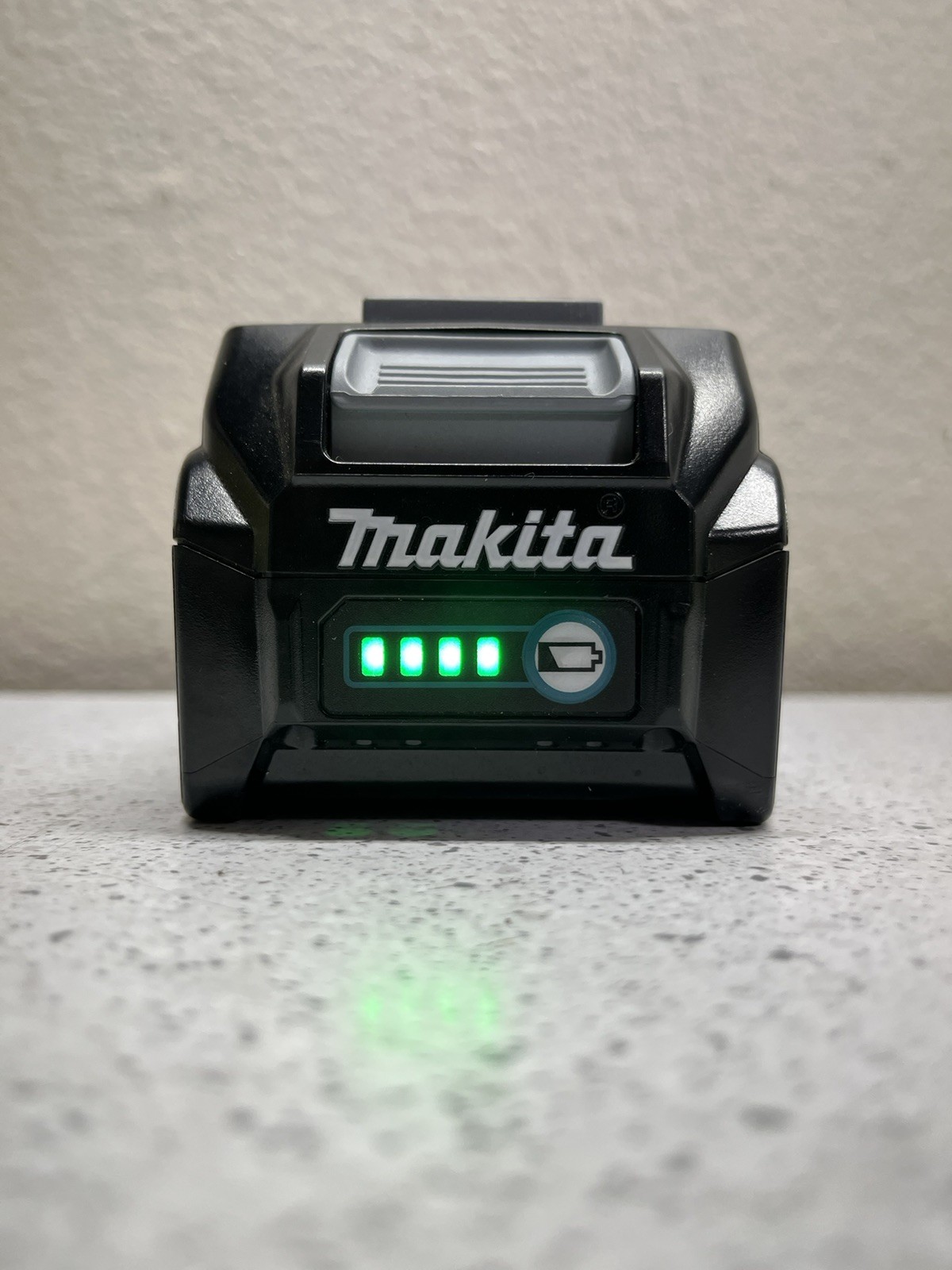 Makita No. DC40RA XGT Li-ion 40V Max Battery Charger & XGT 40V 2.5 Battery Packs