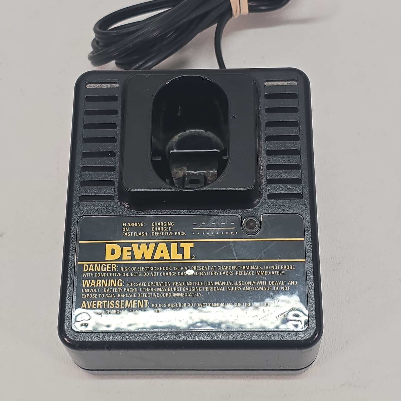 Dewalt Battery Charger DW9104 Standard One Hour Type 2 1.8 Amps 120V OEM Black