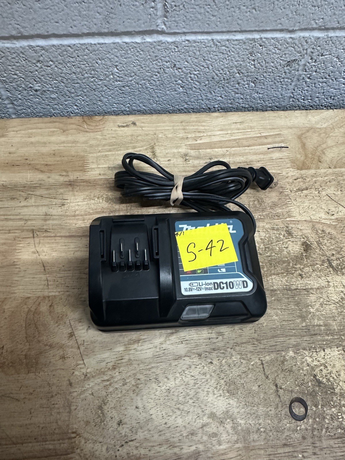 Makita DC10WD 12-Volt Lithium-Ion Battery Charger (Used) Tool Only
