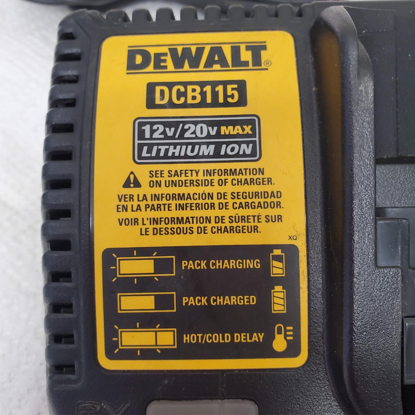Dewalt DCB115 12V MAX 20V Lithium-Ion Battery Charger LOT-618