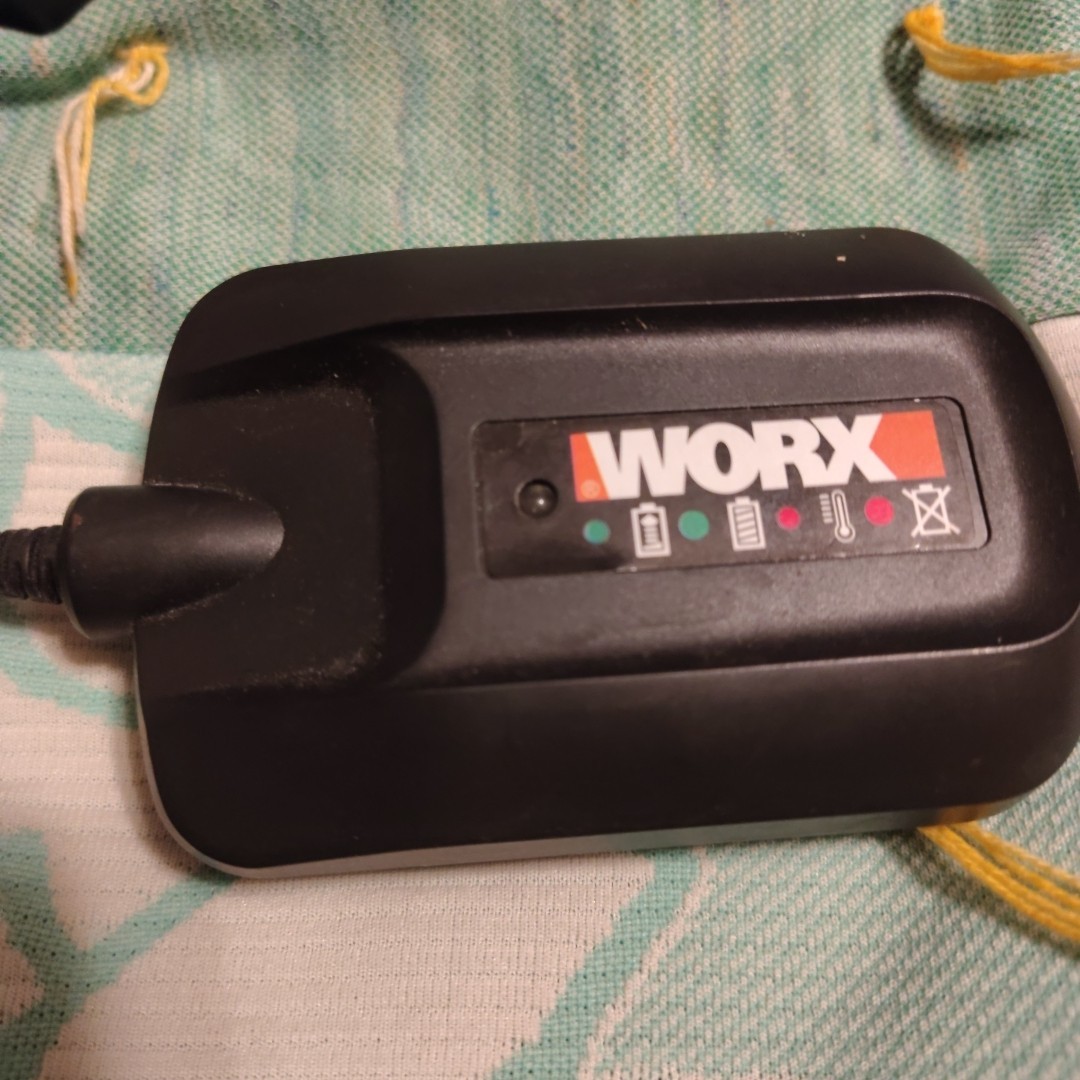 Worx 20V Powershare Standard 3-5 Hour Charger (WA3742) Used Great Condition