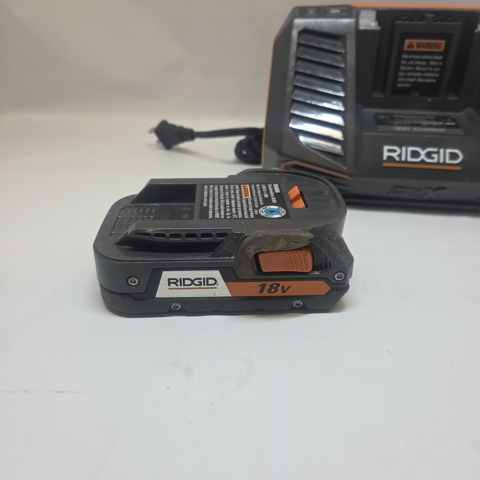 RIDGID R840095 GEN5X OEM Dual Chemistry Battery Charger With 18V 2.0 Ah Battery