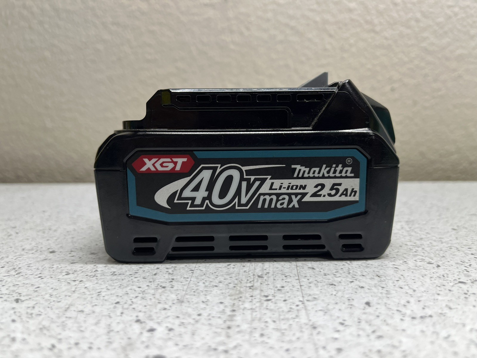 Makita No. DC40RA XGT Li-ion 40V Max Battery Charger & XGT 40V 2.5 Battery Packs