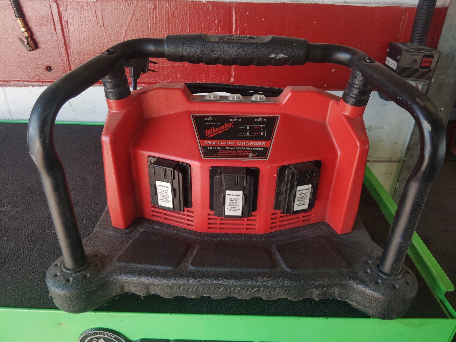 Milwaukee Heavy Multi Bay Battery Charger 12v/18v NiCd/NiMH 48-59-0260
