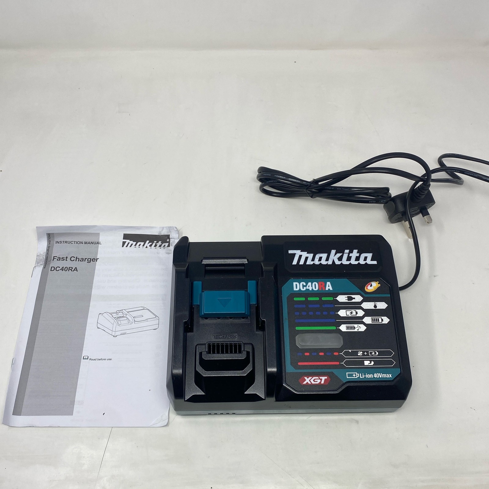 Makita DC40RA 40V XGT Rapid Charger – Black/Teal UK Plug 240V