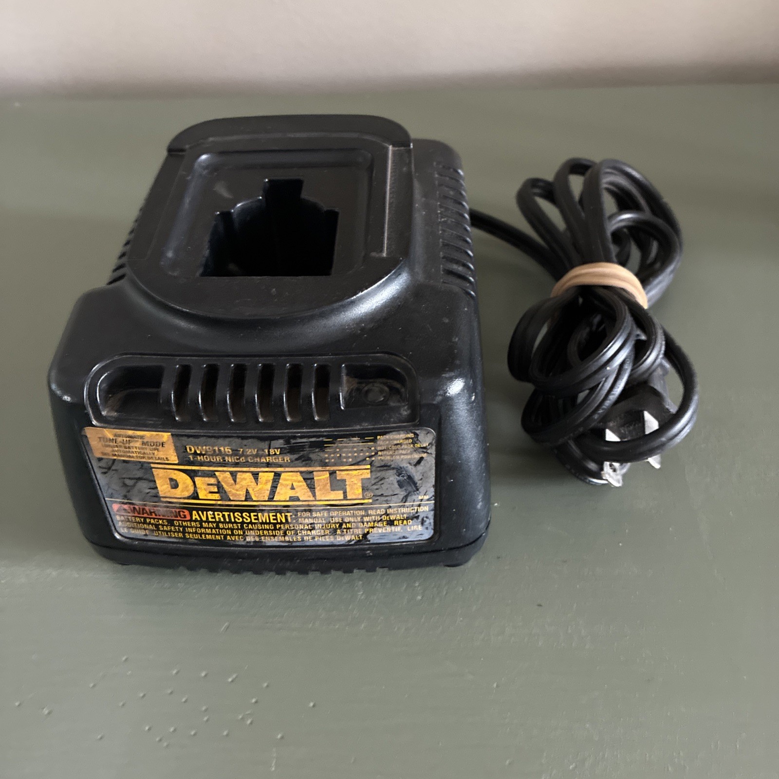 DeWalt DW9116 7.2-18V NiCd 1 Hour Battery Charger