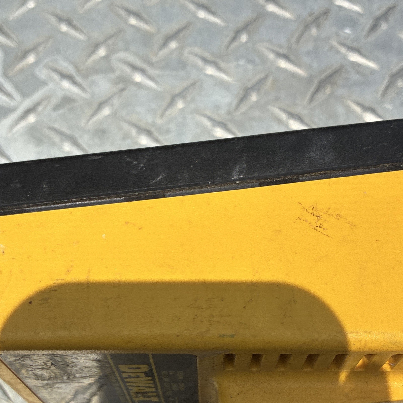 DEWALT DW9106 XR PACK Extended Run Time One Hour Battery Charger