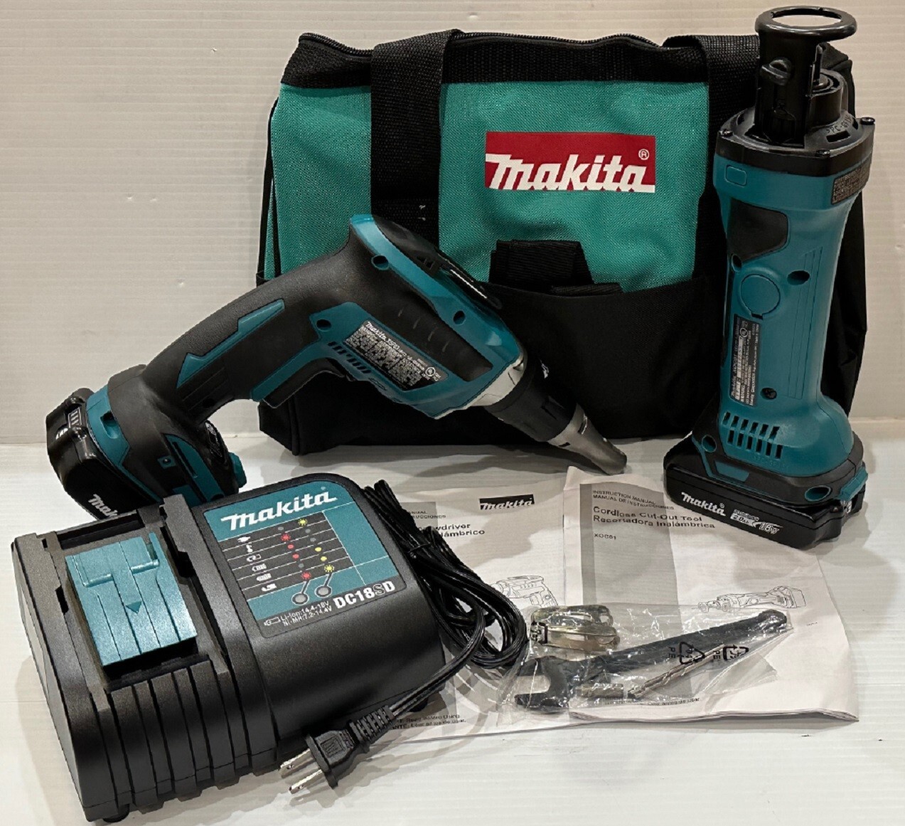 Makita XOC01, XSF03, BL1820B-2 , DC18SD 18V LXT Drywall Tool Kit Brand New.