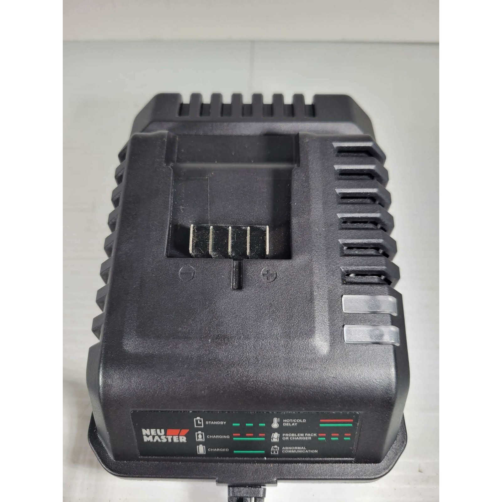 NEU MASTER NCH0012-240 21V Li-Ion Battery Charger TESTED Black Class 2 2.4A