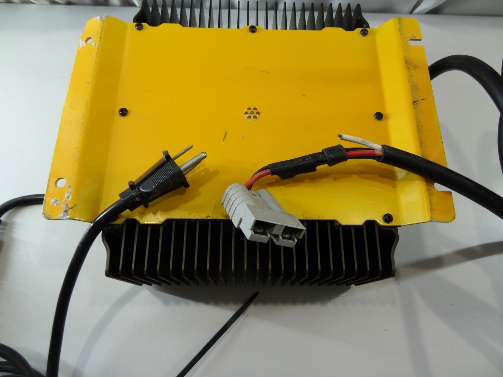 Delta-Q QuiQ 910-3610 Battery Charger 48V 18A Yellow Aluminum Case With Cables