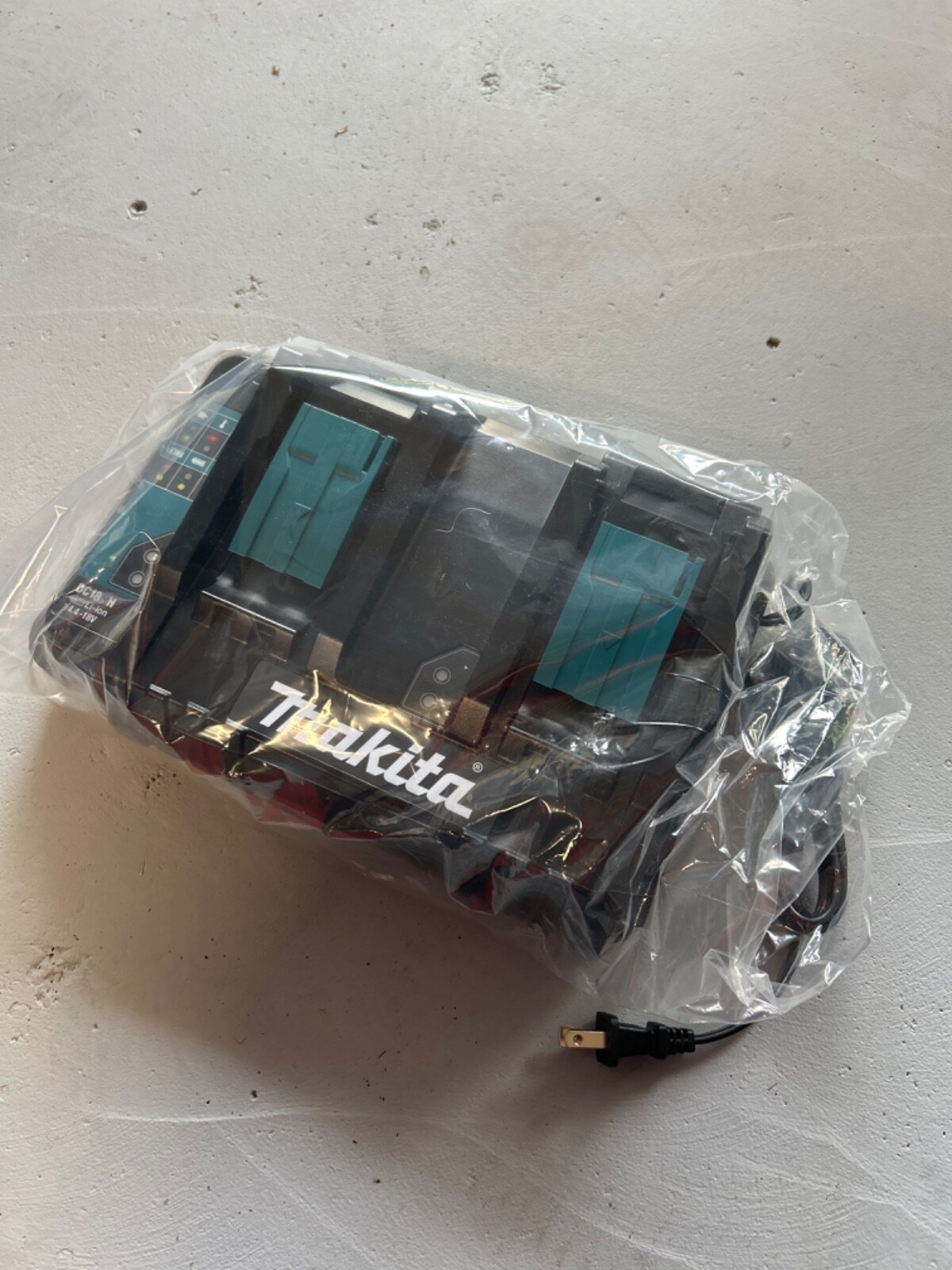 Makita DC18RD 18-Volt Li-Ion Dual Port Rapid Charger