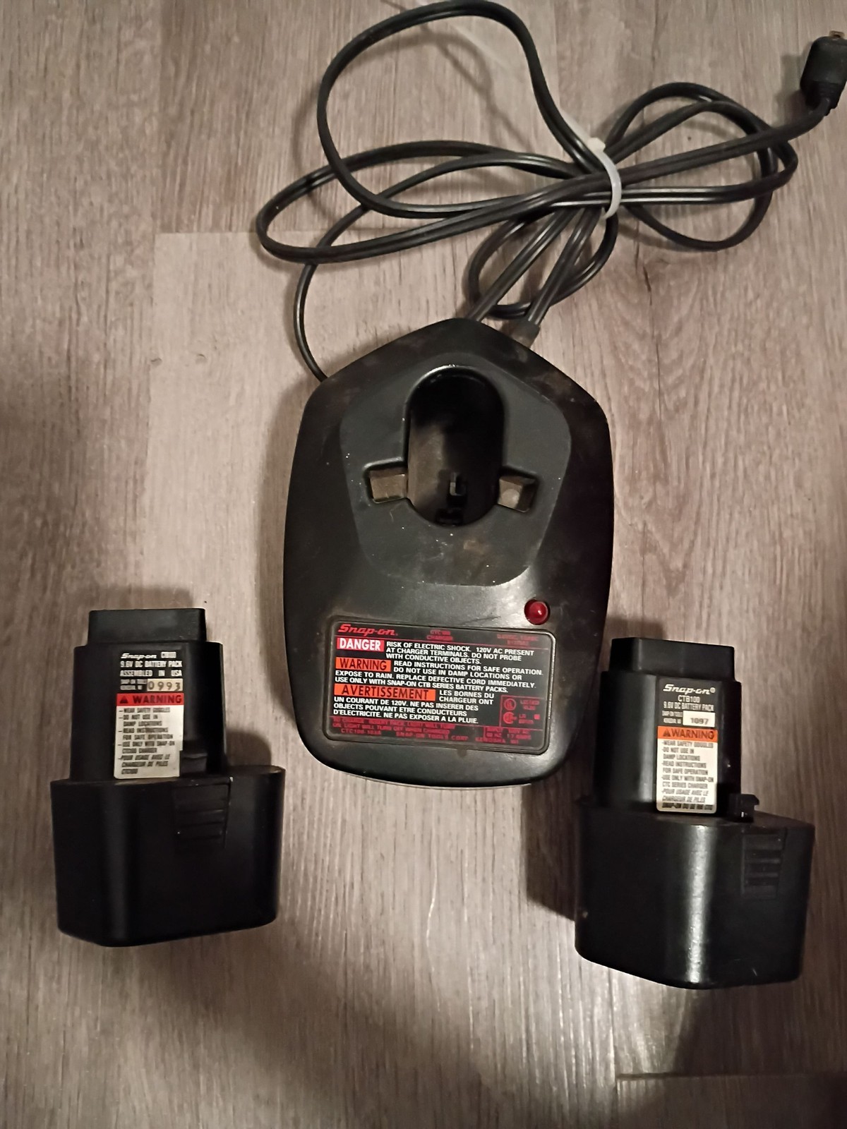 Snap-on 18V Battery Charger with Two 18V Batteries