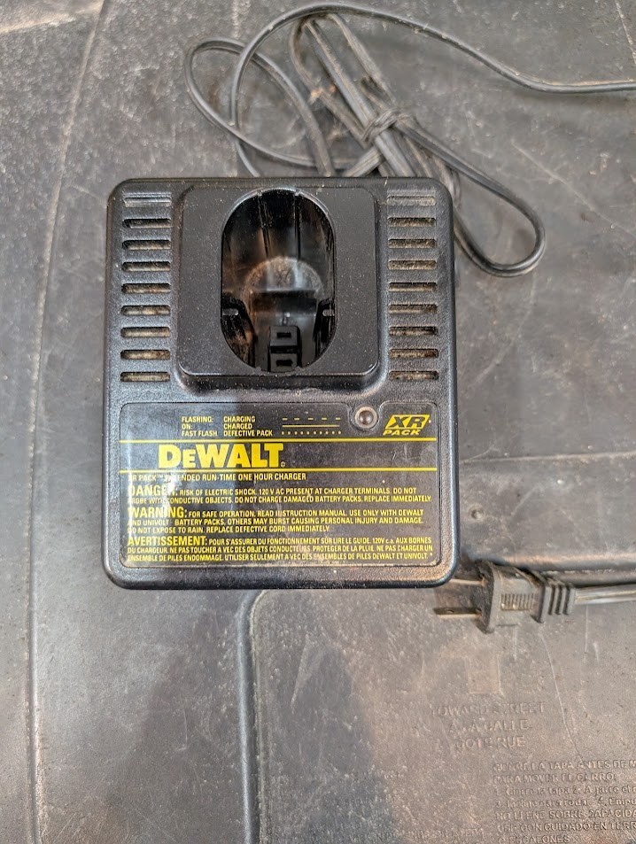 DeWalt Battery Charger DW9106 NiCad XR One Hour Extended Run Time 7.2V-14.4V