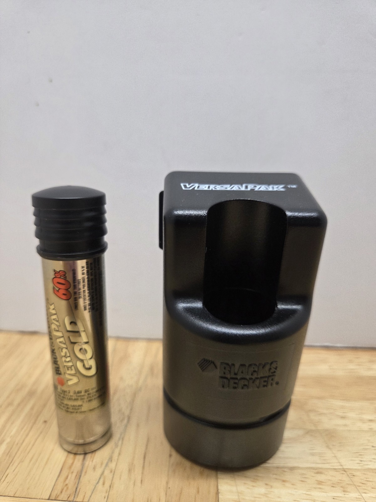 Black & Decker VersaPak VP131 Battery Charger + 1 Gold VP110 Type 2 3.6V Battery