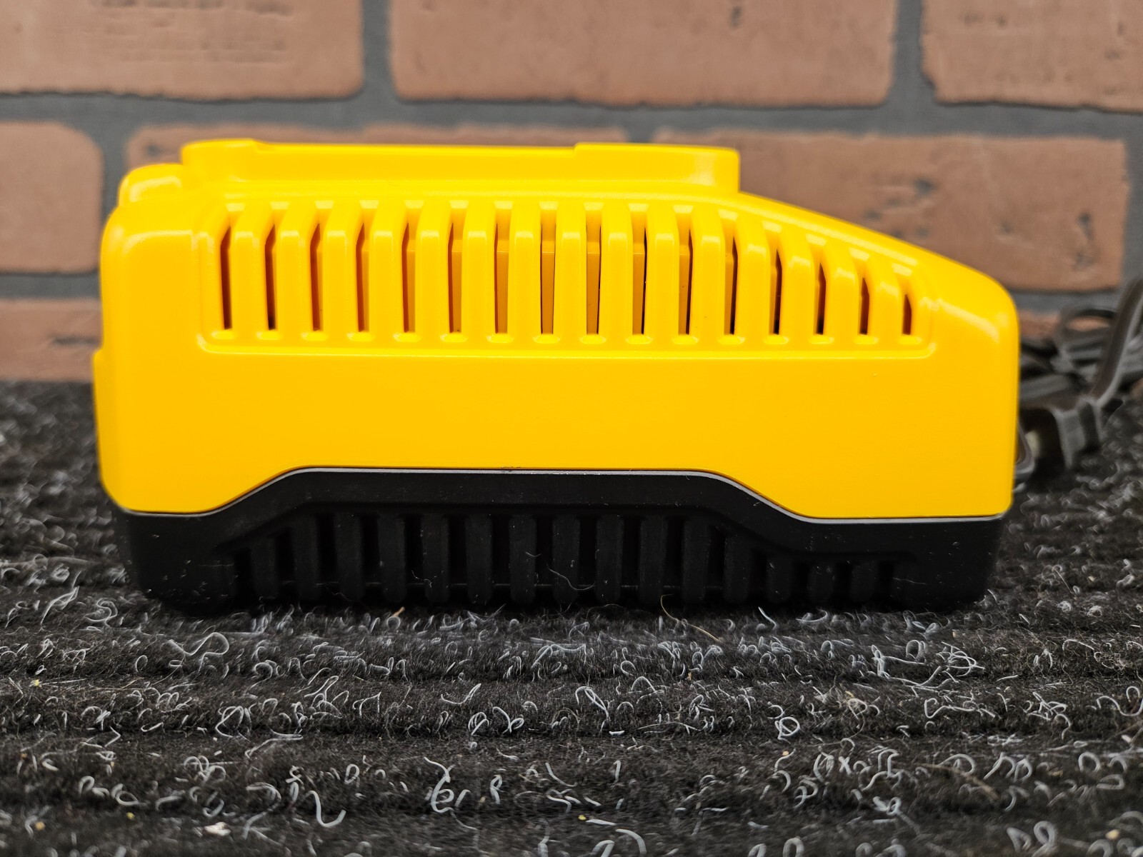 Dewalt OEM DC9310 7.2V~18V Fast Battery Charger NiCd/NiMh/Li-Ion-***PREOWNED***