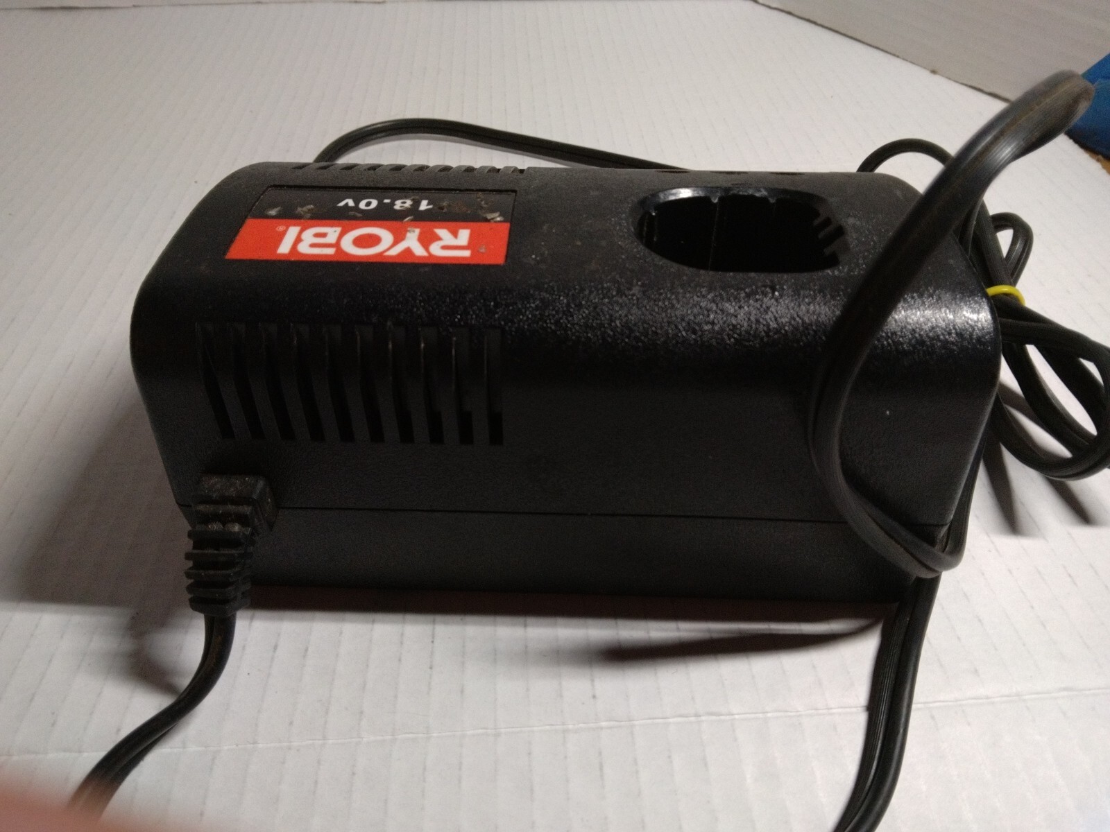 S13B RYOBI P-110 / 140237021 CHARGEPLUS+ 18 VOLT NI-CAD BATTERY CHARGER. WORKS