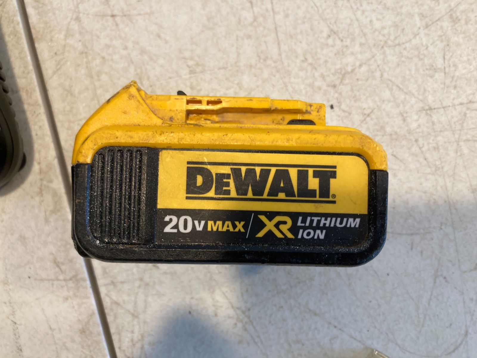 Genuine DeWALT 20V MAX 5.0 AH DCB204 DCB115 Charger 20 Volt Battery Pack