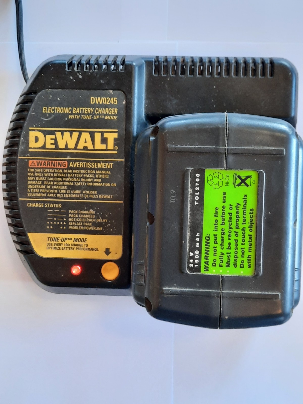 DEWALT DW0245 24V Electronic Battery Charger w/ Battery Pack, Black. as is