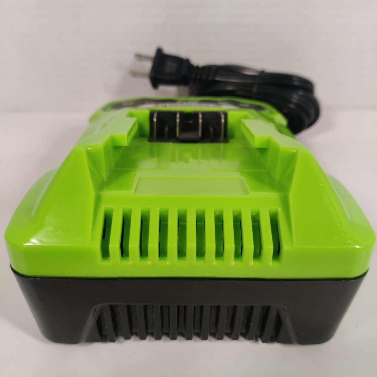 Greenworks 24V Lithium-Ion Rapid Battery Charger Model 2903102 ( Excellent )