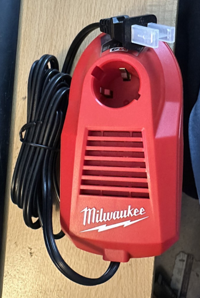 NEW Milwaukee Tool 48-59-2001 Battery Charger, 4V, Li-Ion, M4, Redlithium